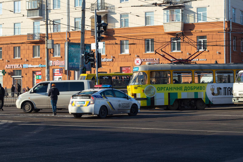 Как правильно проезжать перекрестки в Украине: Основы ПДД, видео / dpositphotos