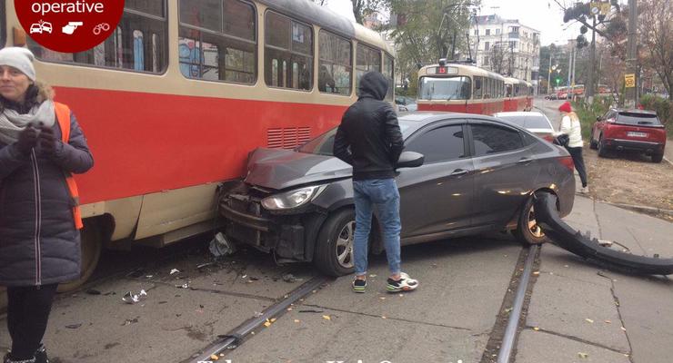 Подборка инцидентов с трамваями в столице: видео