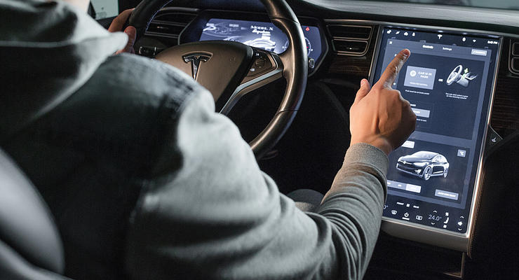 Очередные проблемы с автомобилями Tesla: экран гаснет сам по себе