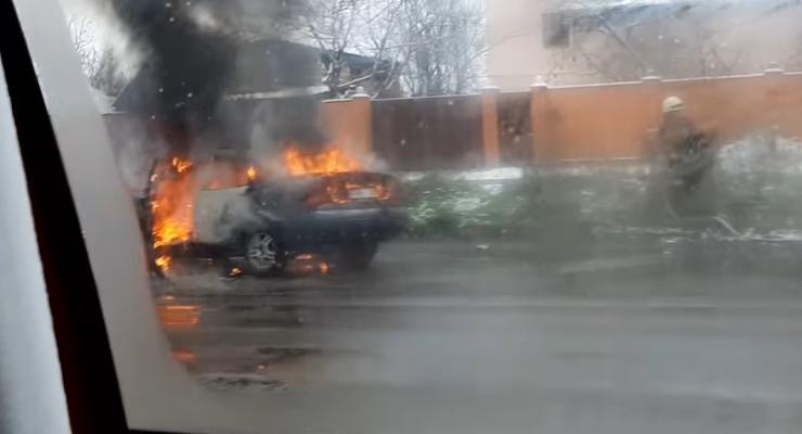 Массовые возгорания автомобилей в Киеве и области: видео