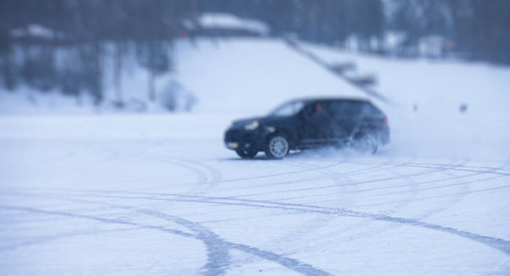 Как ездить в снег и гололед: советы для начинающих и опытных водителей