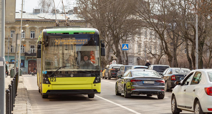 Нужно ли уступать маршруткам и автобусам в Украине: Ответ