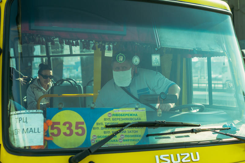 Нужно ли уступать маршруткам и автобусам в Украине: Ответ / depositphotos