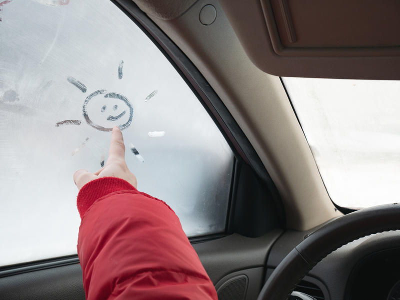 Почему потеют окна в авто: Причины и как убрать конденсат / depositphotos