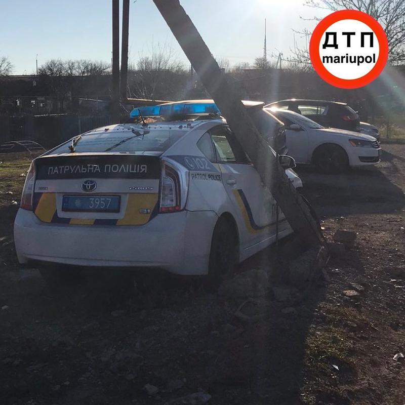 В Мариуполе полицейский въехал в столб: фото / ДТП Mariupol