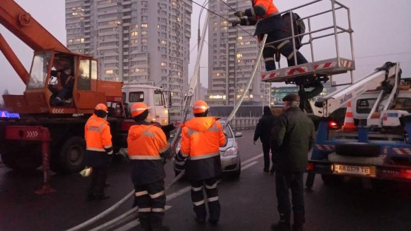 Шулявский мост развалился через год после реконструкции: видео / KyivCityOfficial