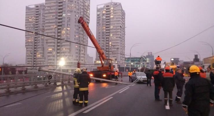 Шулявский мост развалился через год после реконструкции: видео