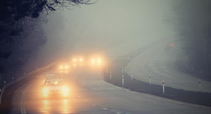 Туман, снег и гололед: Водителей предупредили об опасности на дорогах