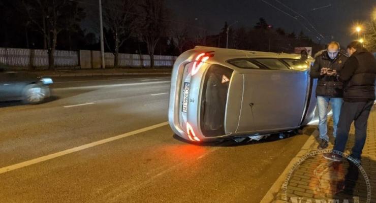 Машина проехала на боку 100 метров: видео серьезной аварии во Львове