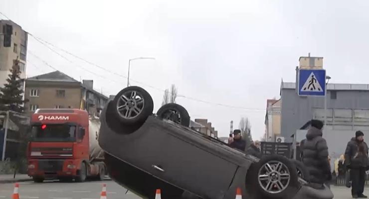 На Подоле Mini перевернулся на крышу в результате аварии: видео