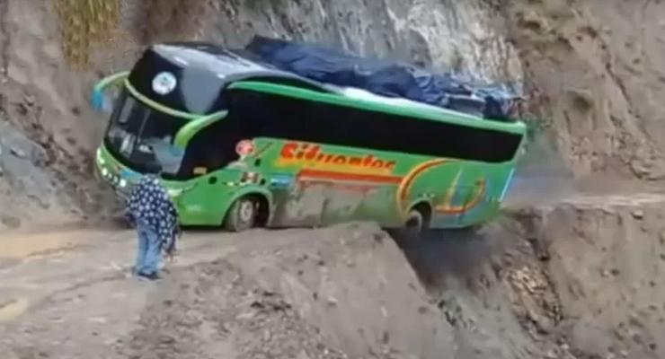 Автобус с туристами чуть не свалился с обрыва: видео
