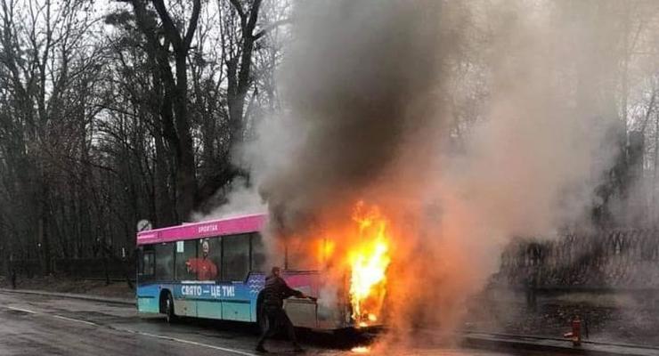 Во Львове загорелся автобус с пассажирами: видео