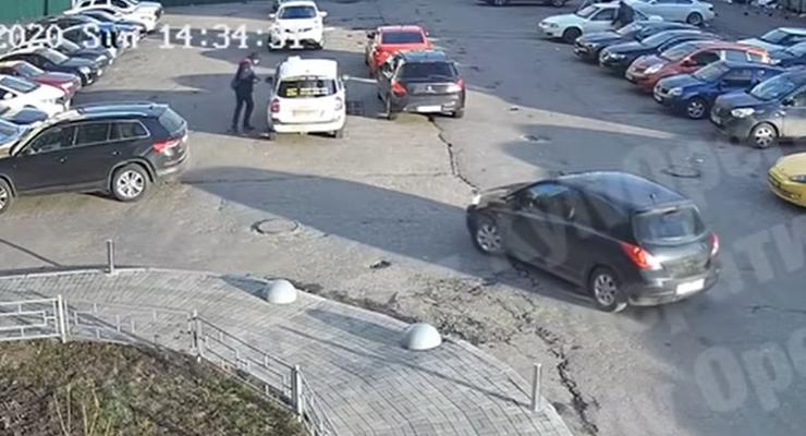 Машина такси уехала от водителя и попала в ДТП: видео