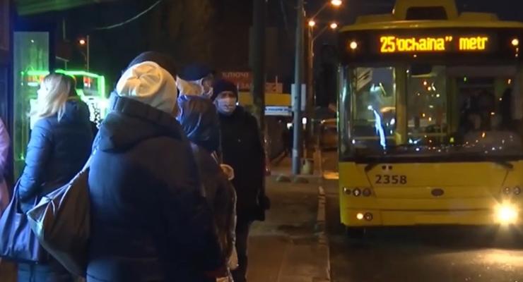 Гололедица и снегопады: что происходит с транспортом в Киеве