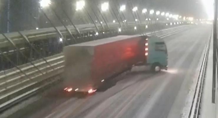 В Киеве на эстакаде произошло масштабное ДТП с грузовиком: видео
