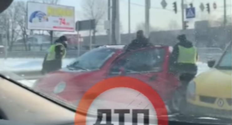 Полиция помогла завести Daewoo Matiz с толкача: курьезное видео