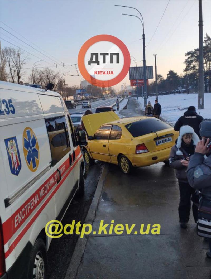 Лихач на Hyundai сбил несколько человек на остановке: подробности / dtp.kiev.ua