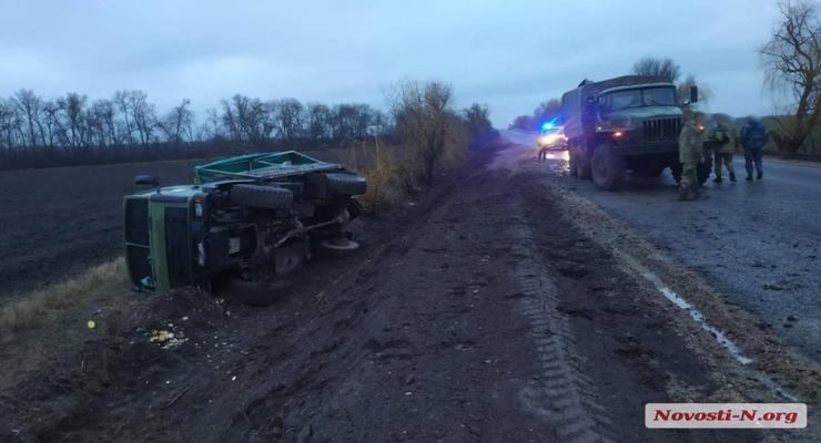 В Николаевской области перевернулся военный грузовик: есть пострадавшие