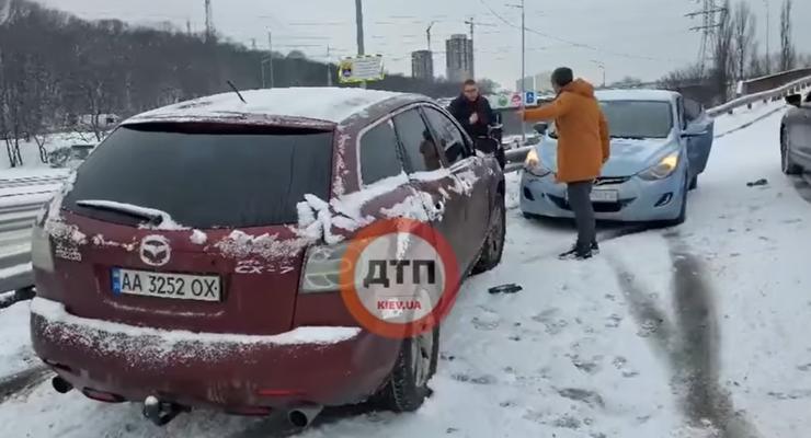 Киев поставил антирекорд по ДТП из-за снегопадов: статистика