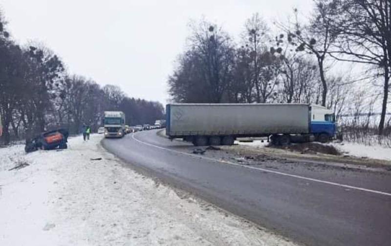 Смертельное ДТП на трассе Киев-Чоп: водителя вырезали из авто / ГСЧС