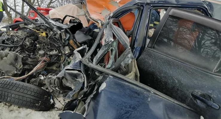 Смертельное ДТП на трассе Киев-Чоп: водителя вырезали из авто