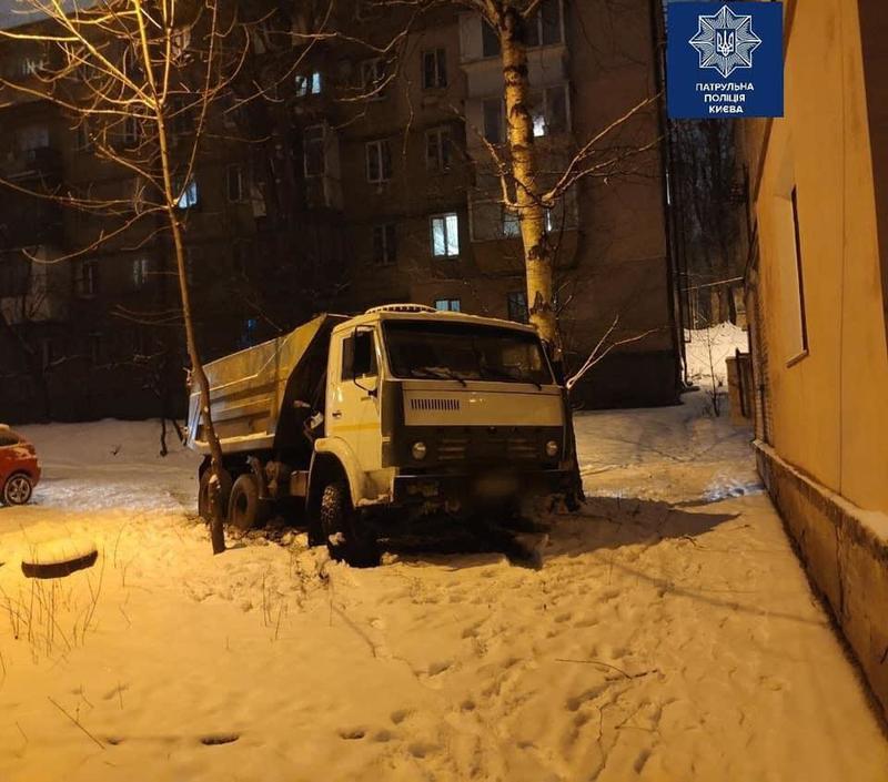 Пьяная девушка-водитель такси и тройное ДТП: сводка за выходные / Патрульная полиция Киева