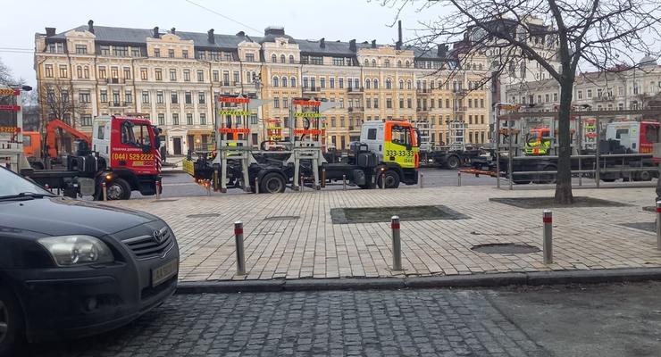 Курьез года: киевские эвакуаторы припарковались с нарушением ПДД