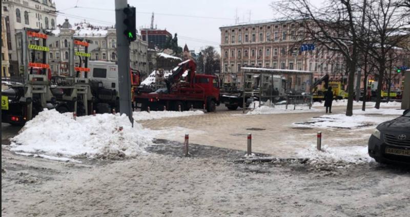 Курьез года: киевские эвакуаторы припарковались с нарушением ПДД / Киев Парковочный