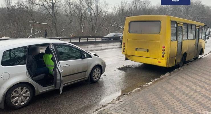 Пьяный водитель из Киева врезался в маршрутку на остановке: фото
