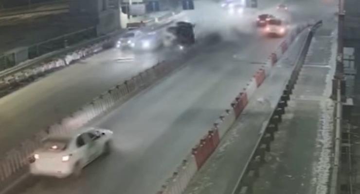 ДТП с пьяным водителем ВАЗ на мосту Патона: видео масштабной аварии