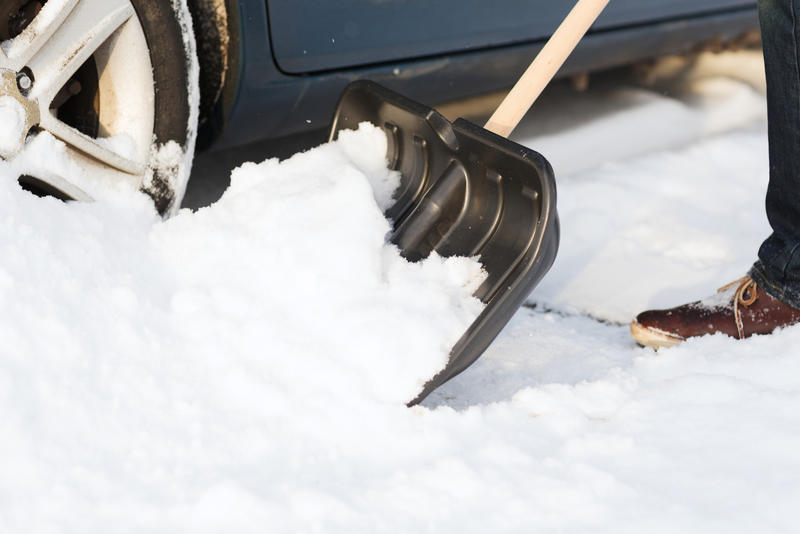 Что делать, если машина застряла в снегу: полезные советы / depositphotos