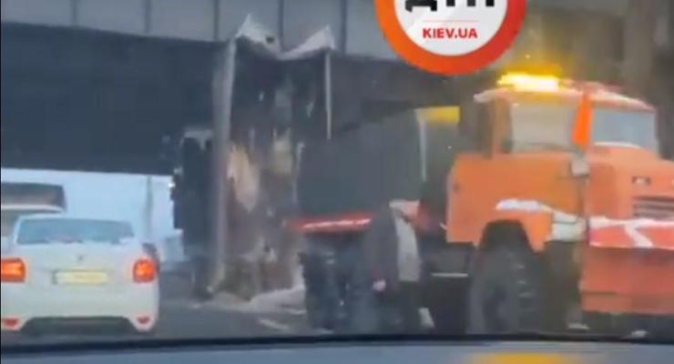 В Киеве самосвал застрял под мостом: видео