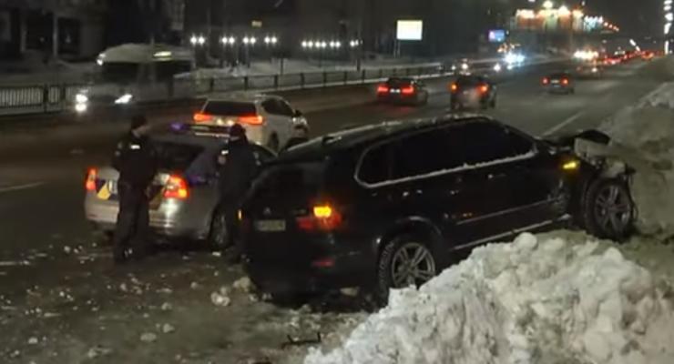 Снег и превышение скорости: как BMW X5 влетел в сугроб