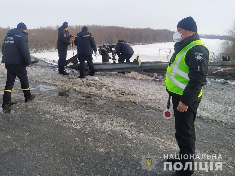 Фура слетела с моста под Черниговом: из кабины никто не выбрался / Национальная полиция
