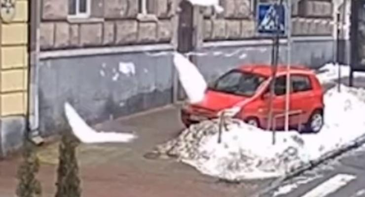 Мгновенная карма: снег наказал нарушителя правил парковки, видео
