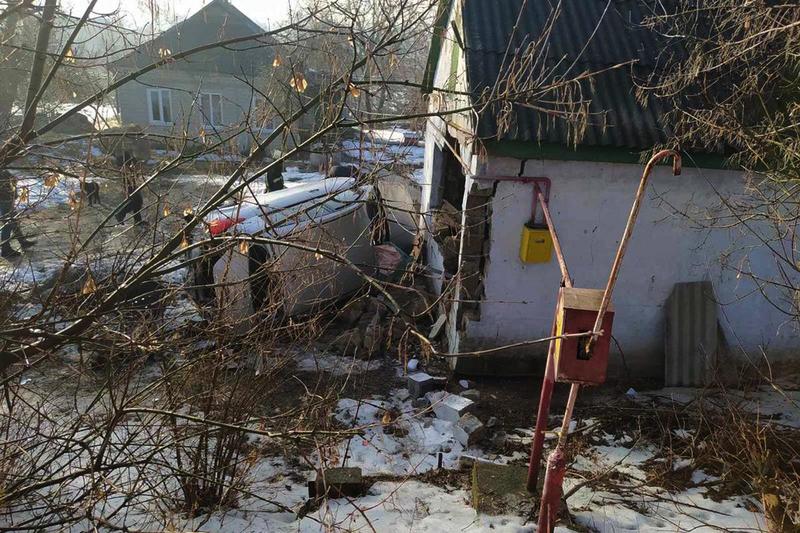 Автомобиль протаранил дом в Днепропетровской области: среди пострадавших есть дети / ГСЧС