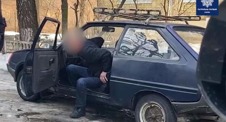 Чуть не выпал из машины: полиция задержала в стельку пьяного водителя