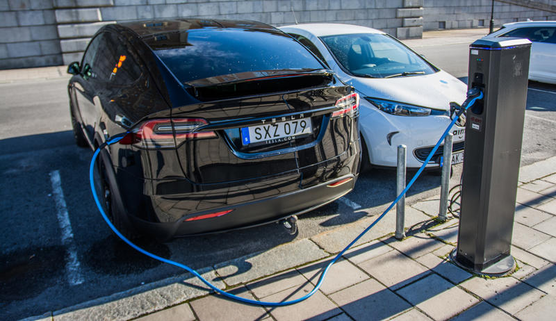 Сколько стоит зарядить электромобиль в Украине: Tesla против Nissan / depositphotos