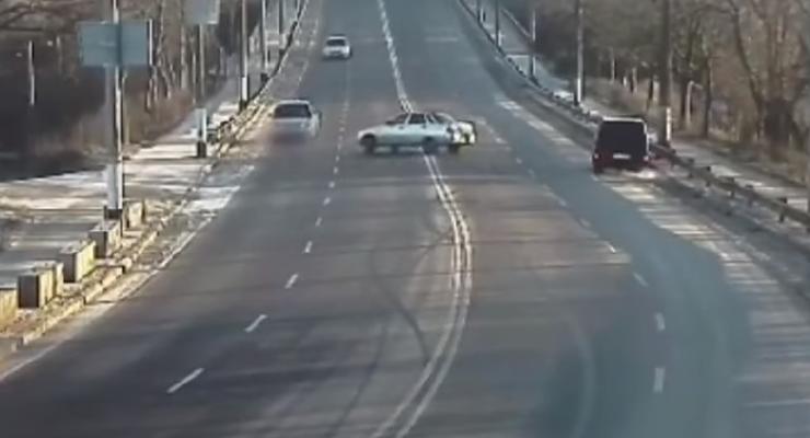 В Житомире несколько авто подряд занесло на скользком повороте: видео