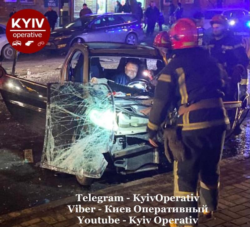 Smart на большой скорости врезался в маршрутку: водителя вырезали из салона / Киев Оперативный
