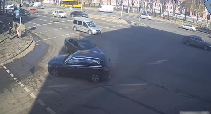 Водитель Mercedes под наркотой устроил масштабное ДТП в центре Киева