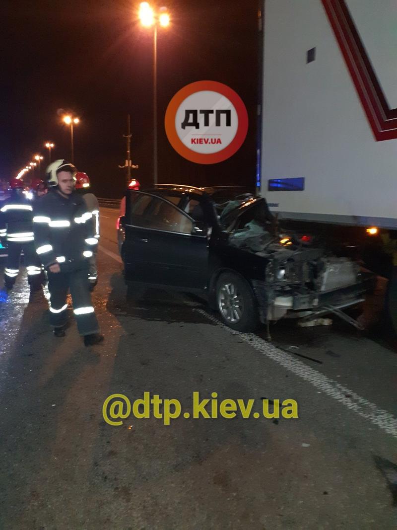 Смертельная авария на Житомирской трассе: водителя вырезали из авто / dtp.kiev.ua