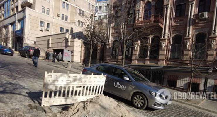 Брусчатка сошла вместе со снегом: печальное состояние дорог Киева показали на видео