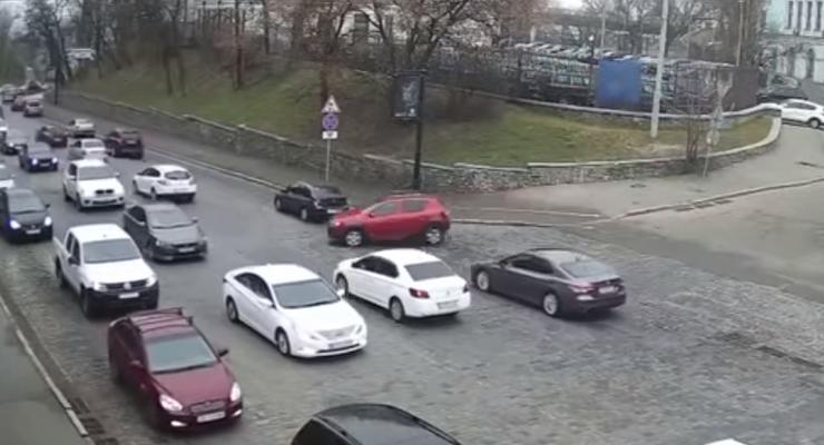 Две автоледи устроили масштабную аварию в центре Киева: видео