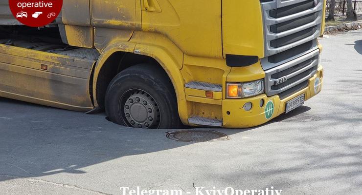 Запорожец протаранил остановку, а фура упала в яму: сводка с дорог Киева