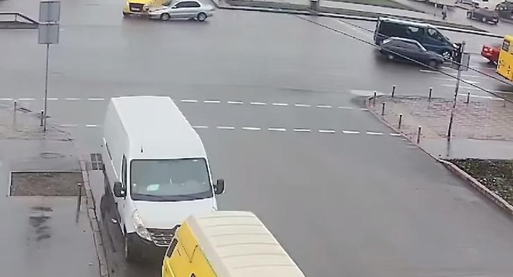 В Киеве автоледи запуталась на перекрестке и попала в ДТП: видео