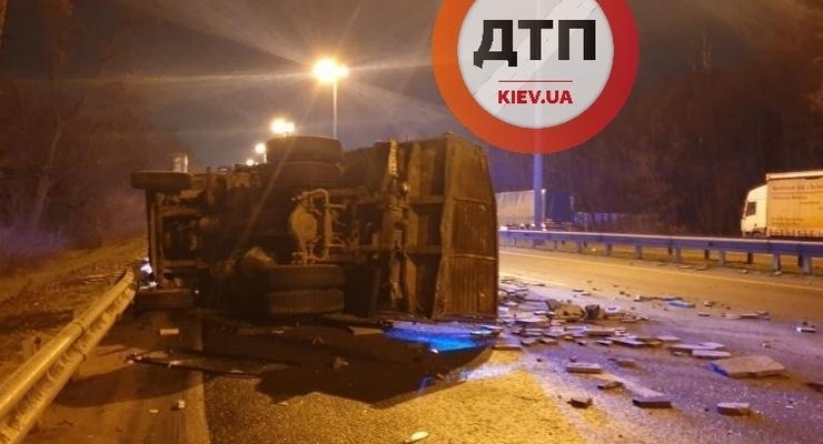 Под Киевом в результате ДТП перевернулось сразу два грузовика: видео