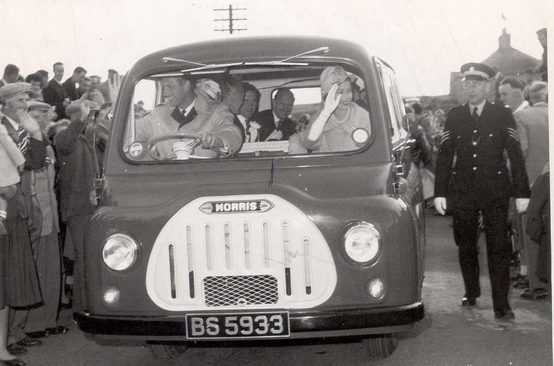 Автобус, крохотный Fiat и такси: на каких авто ездил принц Филипп / скриншот