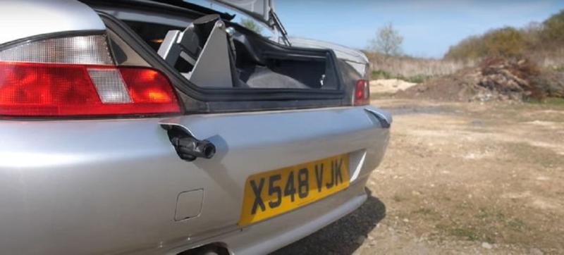 Блогер создал BMW Джеймса Бонда с огнеметом и пулеметами: видео / Скриншот/YouTube