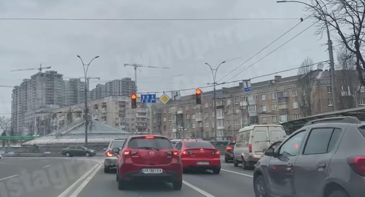 В Киеве водители начали массово нарушать ПДД: видео